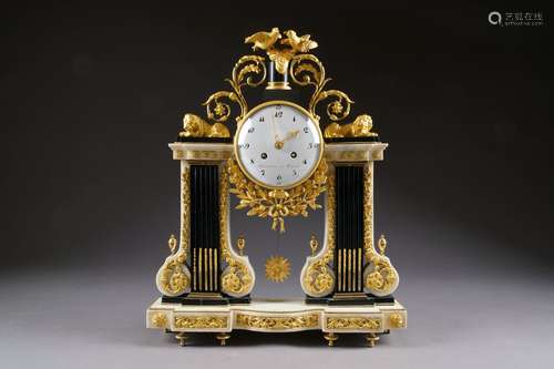 Pendule portique d'époque Louis XVI. Cadran émaillé portant la signature de Silvestre à Paris. Montants, en pilastre à cannelures rudentées, sommés chacun d'un lion couché encadrant un couple de colombes dans des nuages. Riche ornementation de bronze doré. Marbre blanc et noir sculpté. Travail français de la fin du XVIIIe siècle. Belle qualité. Bel état. Dimensions: 46 x 56 x 11 cm. Avec clé et balancier.