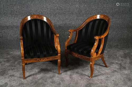 Paire de Fauteuils. Dossiers gondole et accotoirs terminés par un enroulement. Ceintures marquetées de rinceaux. Pieds postérieurs sabre. Palissandre et sycomore. Travail d'époque Charles X.