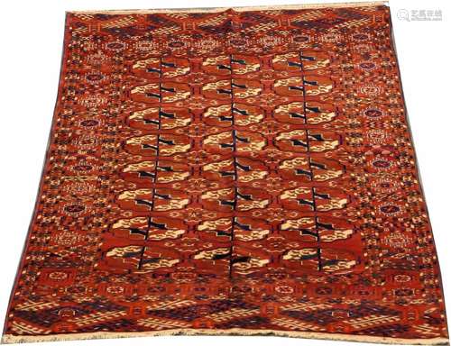 Carpette Bokhara-Teke. Triple rang de médaillons posé sur un fond rouge. Bordure-cadre. Dimensions: 161 x 101 cm.