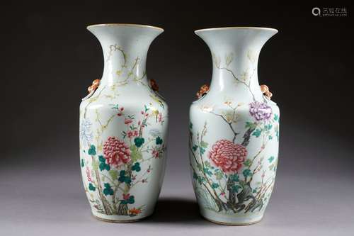 Paire de Vases. Col pincé et anse simulant des anneaux. Décor en plein et en miroir, dans la palette Famille Rose, de fleurs de pivoines, de chrysanthèmes, de prunus, de cerisiers avec oiseaux, de grenades et de lingzhis. Porcelaine de Chine. Début du XXe siècle. Hauteur: 42 cm. Avec socle en bois. Acquis le 5 mai 1976. Avec copie du certificat. Condition: Un vase accidenté au col.