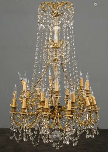 Grand Lustre de Château Louis XVI. A double couronne de lumières portées par des bras, sinueux et feuillés, retenus par des cordés et rehaussés de nombreuses guirlandes de perles et de pendeloques de cristal blanc. Fin du XIXe siècle. Monté à l'électricité. Belle qualité. Hauteur: 130 cm.