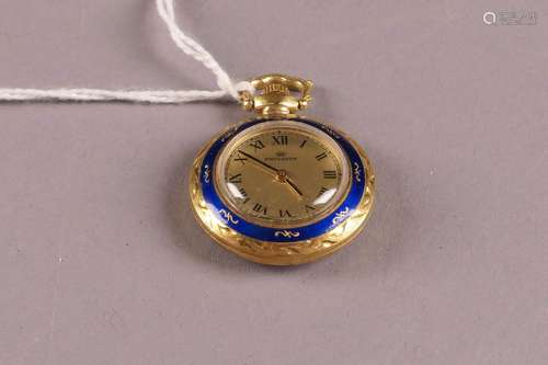 Petite Montre de Gousset Pryngeps. Lunette ronde (diamètre: 2,8 cm). Boitier et bèlière en or jaune 18 carats finement ciselé et agrémenté d'un décor émaillé bleu représentant un bouquet de fleurs sur la cuvette arrière. Mouvement manuel. Poids: 17,2 g.