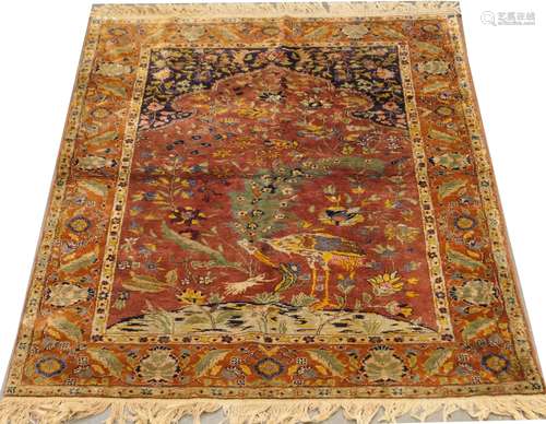 Carpette Anatolie. Elle présente un mihrab entièrement fleuri et animé par un oiseau échassier. Bordure florale. Soie. Dimensions: 181 x 125 cm.