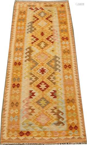 Tapis-Galerie Kilim. Neuf médaillons reliés entre eux et entourés de crochets. Bordure orange. Dimensions: 122 x 11 cm.