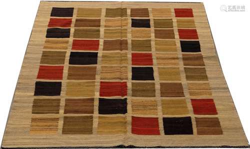 Tapis Bessarabie. De type Kilim. Il présente un damier de carrés jaunes, rouges, noirs et bruns. Dimensions: 288 x 185 cm.