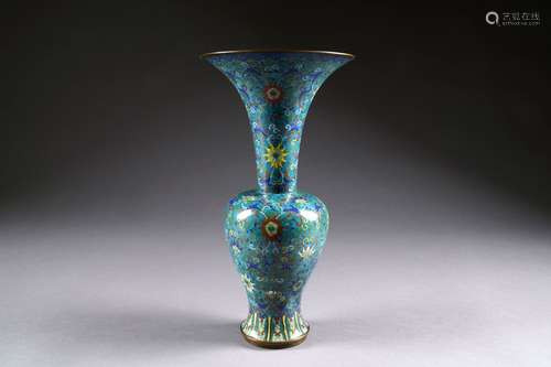 Vase en queue de Phénix. Champ bleu parcouru d'arabesques et de fleurs épanouies. Col rehaussé d'une frise de lingzhis. Métal cloisonné et émaillé. Chine. Période Qing. XIXe siècle. Hauteur: 37,5 cm. Condition: Bel état. Sans accident ni saut d'émail.