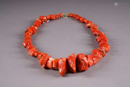 Collier. A enfilage de perles en corail rouge. Longueur: 82 cm.