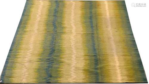 Tapis Kilim Asie Mineure. Le champ présente des zébrures à dégradé de vert et de bleu. Tissé à plat. Dimensions: 288 x 205 cm.