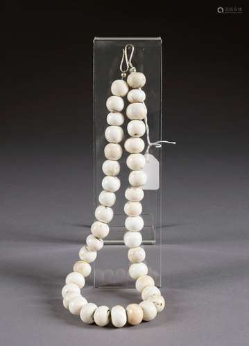 Collier. Enfilage retenant des perles de coquillages. Papouasie Nouvelle-Guinée.<br/>Longueur: 60 cm.