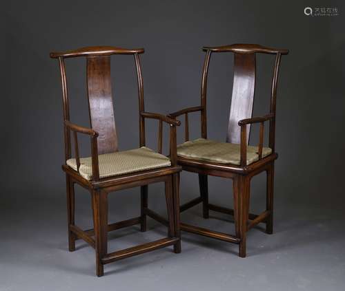 Paire de Chaises de Style Ming. Dossiers ornés d'un bandeau central et accotoirs légèrement mouvementés. Pieds droits réunis par des traverses. Bois exotique. Travail chinois. Acquis auprès de l'antiquaire “De Blauwe Lotus“..