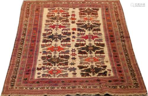 Tapis Soumak-Beloutchistan. Le fond, crème, présente des fleurons rouges et noirs. Bordure rouge à cinq bandes. Dimensions:263 x 180 cm.