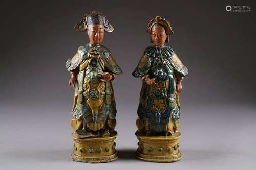 Couple de Dignitaires. Paire de statuettes en grès de Shiwan à émaux sancaï. Chine. XVIIIe/XIXe siècle. Hauteur: 36 cm. Condition: Petits éclats et manques.