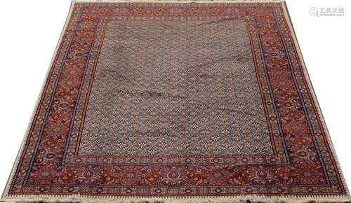 Tapis Moud. Entièrement décoré d'hératis. Bordure rouge à triple bande. Dimensions: 350 x 258 cm.