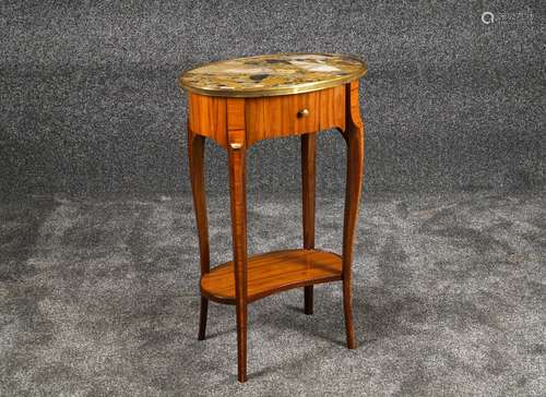 Table de Nuit Louis XV. Tablette ovale en marbre brèche. La ceinture libère un petit tiroir. Pieds finement cambrés réunis par une tablette d'entrejambe. Bois de rose. Dimensions: 74 x 47 x 32 cm.