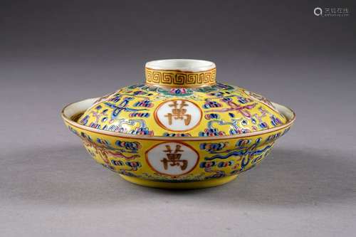 Coupe couverte. Avec chauves-souris et symboles de longue vie. Porcelaine de Chine de la Famille Rose à fond jaune. Marque de Guangxu (1875-1908) à six caractères. Diamètre: 16 cm. Condition: Pas d'accident ni de restauration.