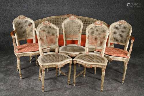 Salon. Il se compose d'un canapé, de trois chaises et de sa paire de fauteuils. Dossiers rehaussés d'un petit fleuron sculpté. Pieds cannelés. Bois laqué blanc. Travail de la fin de l'époque Louis XVI.