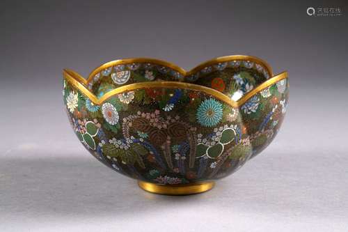 Coupe en Forme de chrysanthème. Côtes torses. Décor, très finement exécuté en cloisonné et à l'émail, d'une végétation luxuriante avec glycines et chrysanthèmes sur fond noir. Art japonais. Diamètre: 18 cm. Belle qualité.