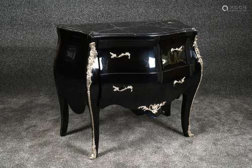 Commode. Sommée d'un marbre noir veiné blanc. Elle ouvre par deux tiroirs à menottes argentées. Pieds cambrés. Bois laqué noir. Travail actuel de style Louis XV. Dimensions:<br/>85 x 100 x 52 cm.