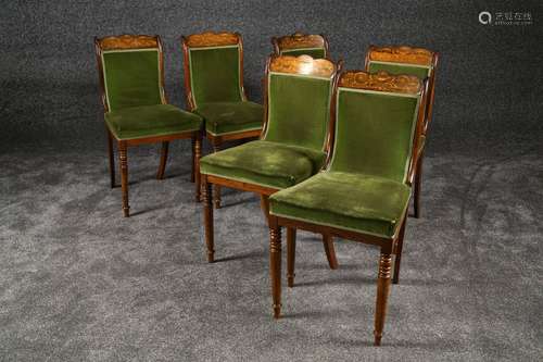 Suite de six Chaises. Dossiers découpés et marquetés d'enroulements feuillés. Pieds postérieurs sabre. Palissandre et sycomore garnis de velours vert. Travail d'époque Charles X.