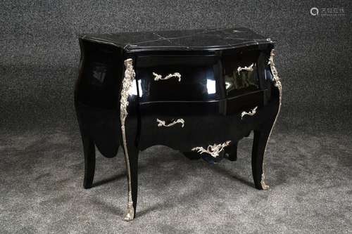 Commode. Sommée d'un marbre noir veiné blanc. Elle ouvre par deux tiroirs à menottes argentées. Pieds cambrés. Bois laqué noir. Travail actuel de style Louis XV. Dimensions:<br/>85 x 100 x 52 cm.