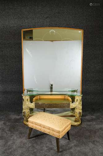 Coiffeuse. Grand miroir partiellement gravé. Tablette de verre posée sur une console en bois laqué crème. Travail italien des années 40. On y joint une banquette. Hauteur: 180 cm.