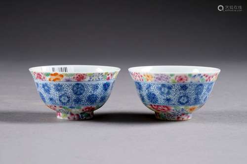 Paire de petites Coupes “Millefiori“. Emaillées dans la palette Famille Rose et en camaïeu de bleu. Porcelaine de Chine. Marque apocryphe de Yongzheng. Diamètre: 7 cm. Condition: Pas d'accident ni de restauration.