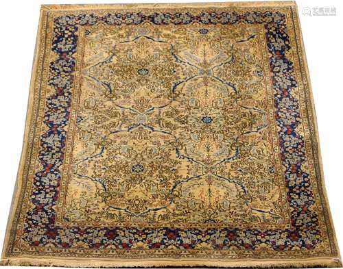 Carpette Ispahan. Le fond, clair, présente un fin treillis retenant des petites fleurettes. Bordure bleu nuit à décor de mille fleurs. Dimensions: 207 x 135 c.