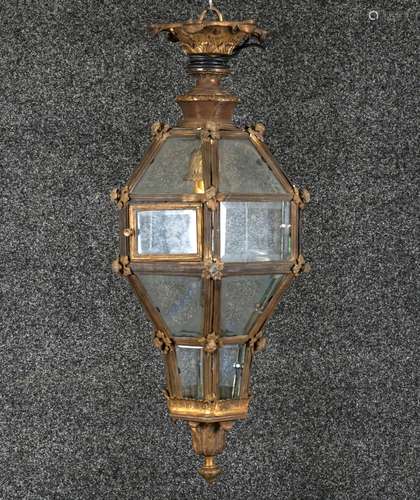 Grande Lanterne de Hall. Monture en bronze patiné, à motifs de fleurons, retenant des carreaux de verre biseautés. Une lumière intérieure. Hauteur: 70 cm.