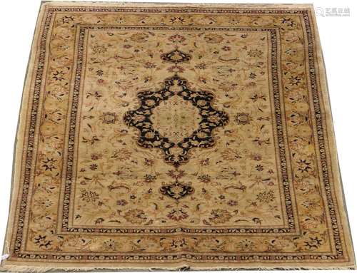 Carpette d'Orient. Médaillon noir entouré de rinceaux fleuris. Bordure ton sur ton. Soie. Belle qualité. Dimensions: 160 x 110 cm.