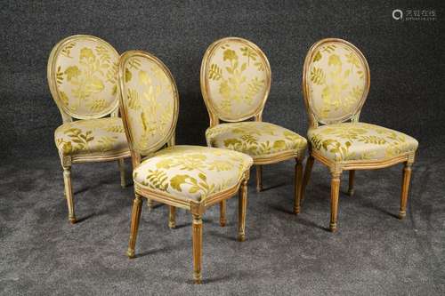 Suite de quatre Chaises de Style Louis XVI. Dossiers médaillon et ceinture légèrement galbée. Pieds fuselés à cannelures. Bois laqué crème garni de velours ciselé à motifs floraux.