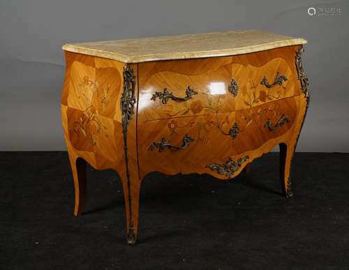 Commode de Style Louis XV. Sommée d'un marbre brêche. La face ouvre par deux tiroirs sans traverse. Décor marqueté de fleurs. Pieds cambrés. Bois de rose. Travail du XXe siècle. Bel état. Dimensions: 86 x 117 x 54 cm.