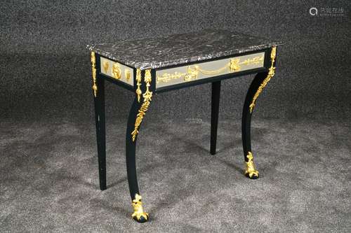 Console Empire. Sommée d'un marbre gris Sainte-Anne. Ceinture ornée de sphinges et montants rehaussés de palmettes. Pieds griffe. Bois relaqué vert et redoré. En partie du XIXe siècle.