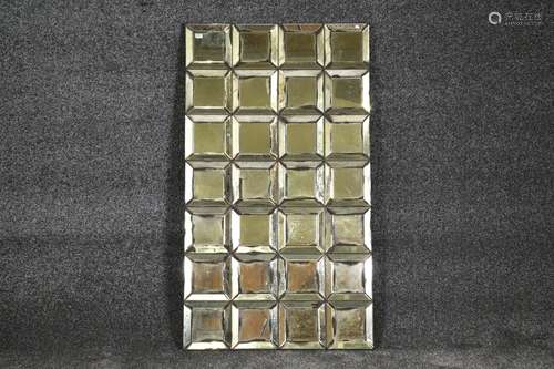 Miroir. Constitué de petits carreaux de verre. Dimensions: 141 x 80 cm.