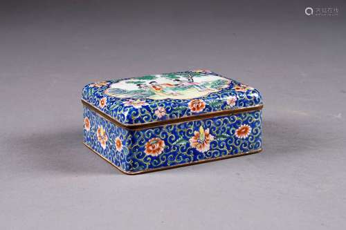 Boîte rectangulaire. Couvercle orné d'une réserve figurant trois élégantes dans un jardin. Cuivre émaillé dans la palette Famille Rose. Canton. Période Qing. Dimensions:<br/>11 x 8,5 x 4,5 cm.