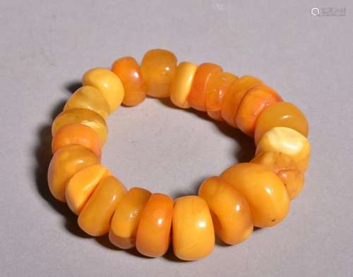 AN AMBER BRACELET. Qing Dynasty