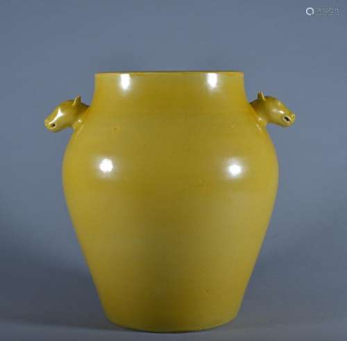 A LARGE YELLOW-GLAZED JAR. Ming Dynasty