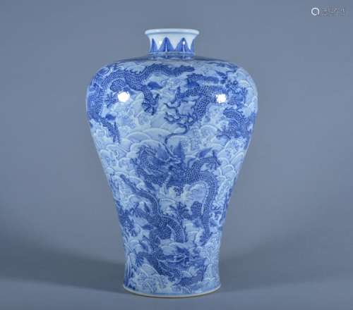 A BLUE AND WHITE DRAGON VASE.MEIPING. Period of QianLong.