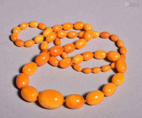 AN AMBER NECKLACE. Qing Dynasty