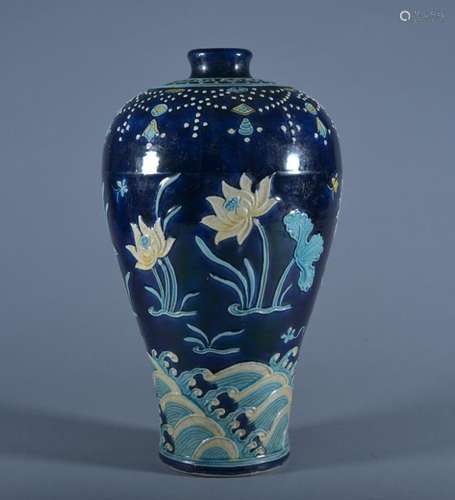 A FAHUA VASE.MEIPING. Ming Dynasty