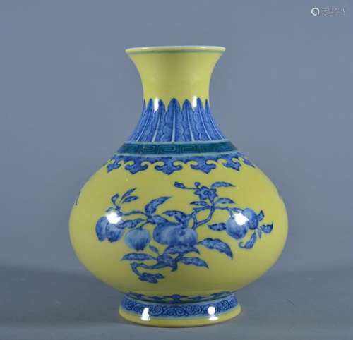 A YELLOW-GROUND BLUE AND WHITE VASE Period of YongZheng.