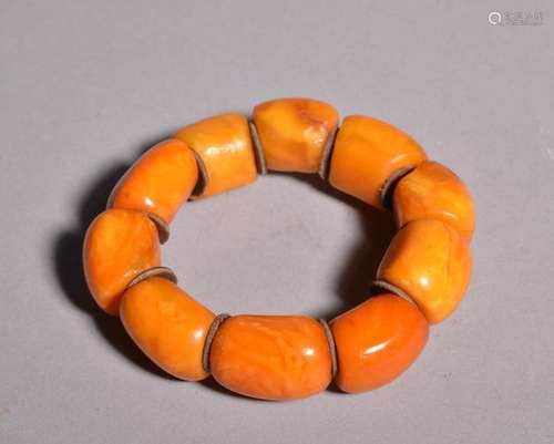 AN AMBER BRACELET. Qing Dynasty