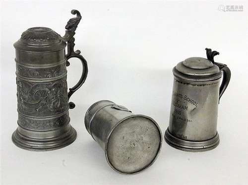 A LOT 3 OLD PEWTER TANKARDS circa 1900 Height