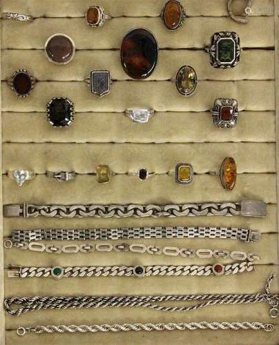A LOT OF 25 ANTIQUE JEWELLERY PIECES mostly