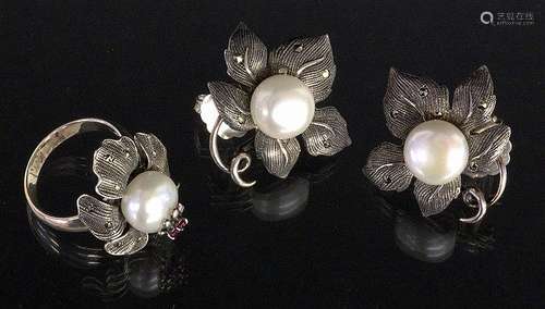 A PAIR OF STUD EARRINGS AND A RING Silver with