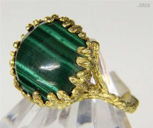 A LADIES RING 750/000 yellow gold with malachite