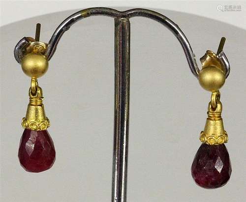 A PAIR OF DROP EARRINGS 585/000 yellow gold with