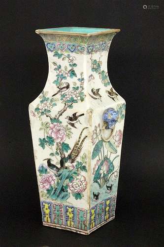 A PORCELAIN VASE China / Japan 19th century