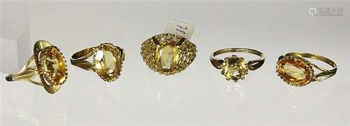 A LOT OF 5 LADIES RINGS 333/000 yellow gold with