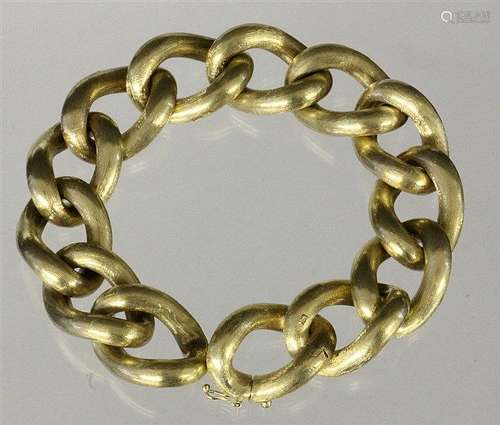 A CURB BRACELET 585/000 yellow gold. 23 cm long