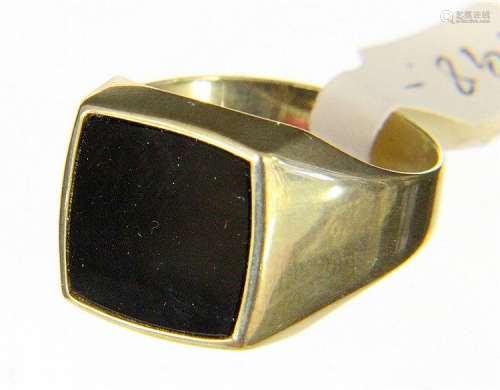 A MEN'S RING 333/000 yellow gold with onyx plate